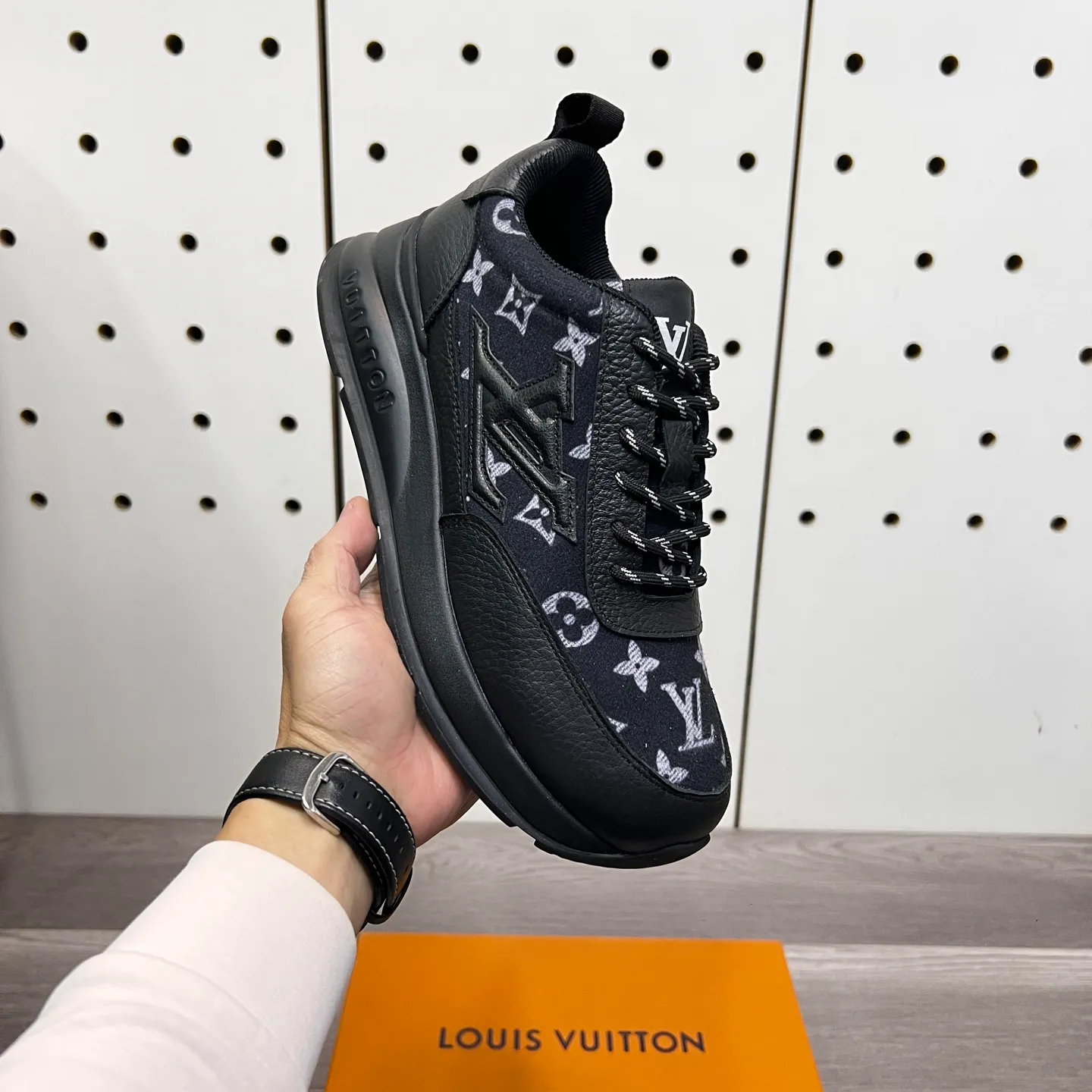 Factory price: 438💰LVZhe's new casual sports shoes for men👉 👉 Fashionable and versatile, 💞 simple and elegant style, 🔊 The fabric is made of imported cowhide with original fabric, ☑️Sheepskin feet inside, original wear-resistant rubber outsole, exclusive new style, actual shot, three colors available, code number: 38-44, (45 can be customized)